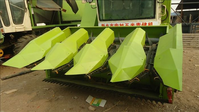 玉米收割機割臺